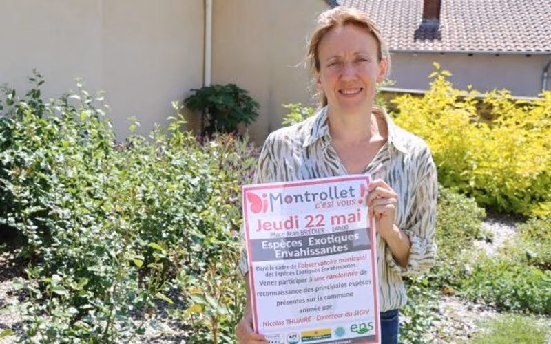 Céline Boutaud, première adjointe, présente l’affiche de la randonnée du 22 mai sur les espèces exotiques envahissantes (photo Gaëlle Pinaud, L’Avenir Le Confolentais)