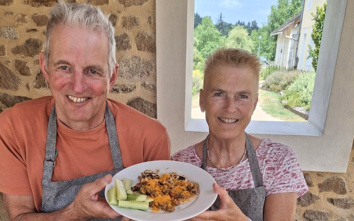 Robert et Ellen Barens présentent leur plat, chefs du dernier atelier de la saison (photo Charente Libre)