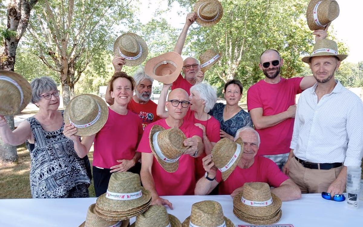 Coup de chapeau des participants au pique-nique citoyen, chapeaux de paille levés (photo Charente Libre)