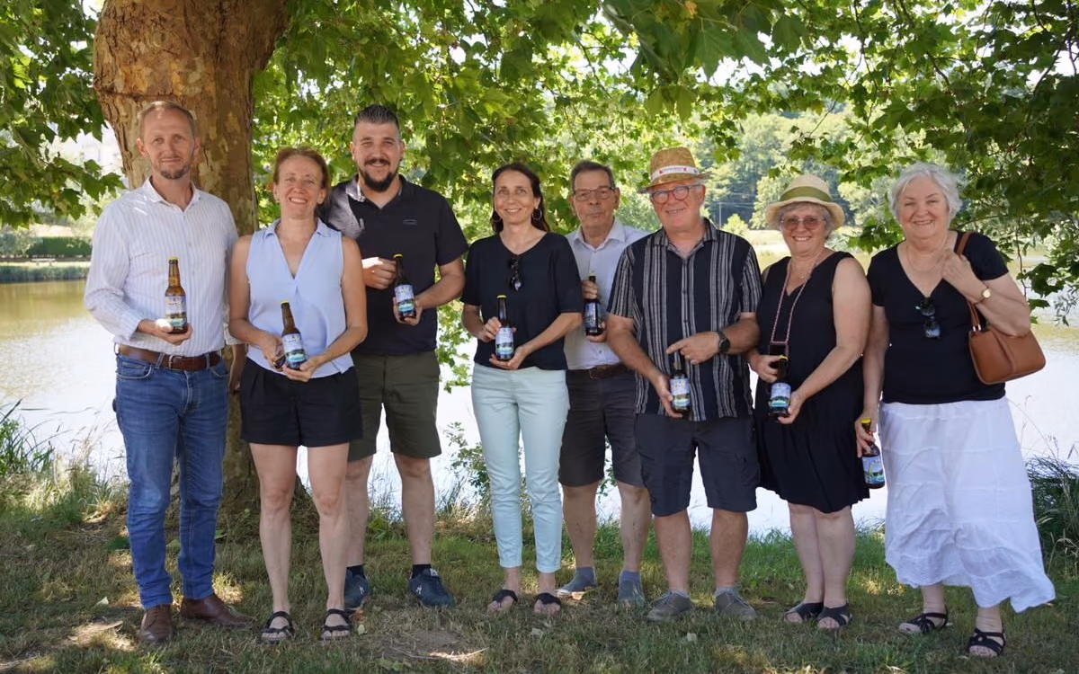 Élus de Montrollet, Alex Branthomme, brasseur de Brunack, des bénévoles et membres de l’association L’Arbre et l’Abeille présentent l’ApiBeer (photo Charente Libre)
