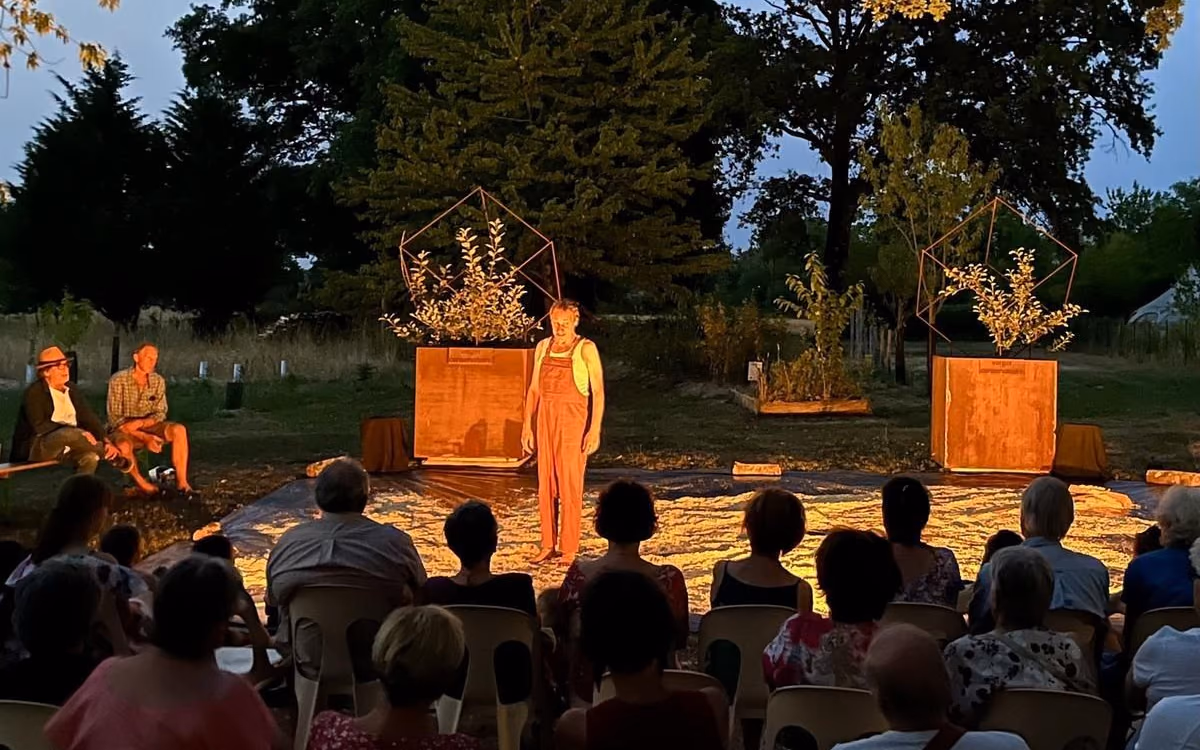 Alexis Louis-Lucas dans son Utopie des arbres, devant le public à la tombée de la nuit (photo Annie Grandjean, Charente Libre)