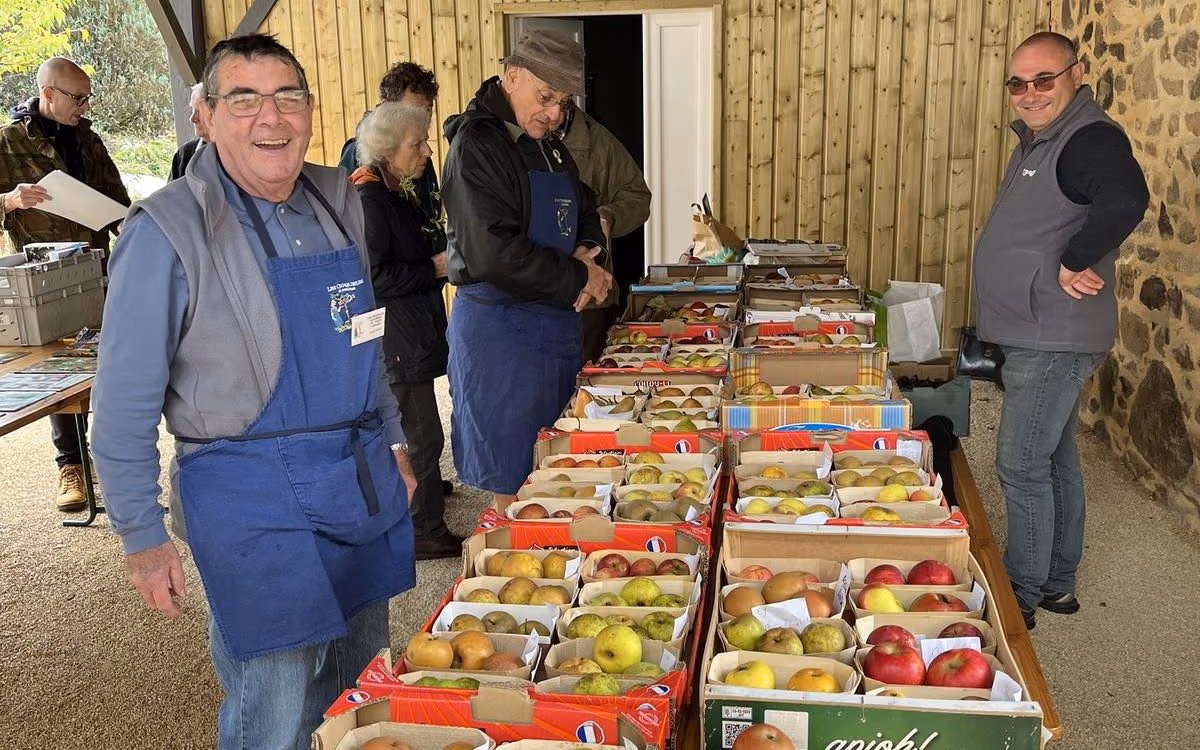 Roger Denis, des Croqueurs de pommes, devant des cagettes de pommes (photo Charente Libre)