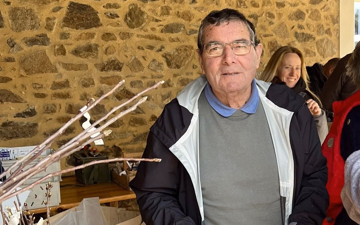 Roger Denis, vice-président national de l’association les Croqueurs de pommes, avec des greffons (photo Charente Libre)