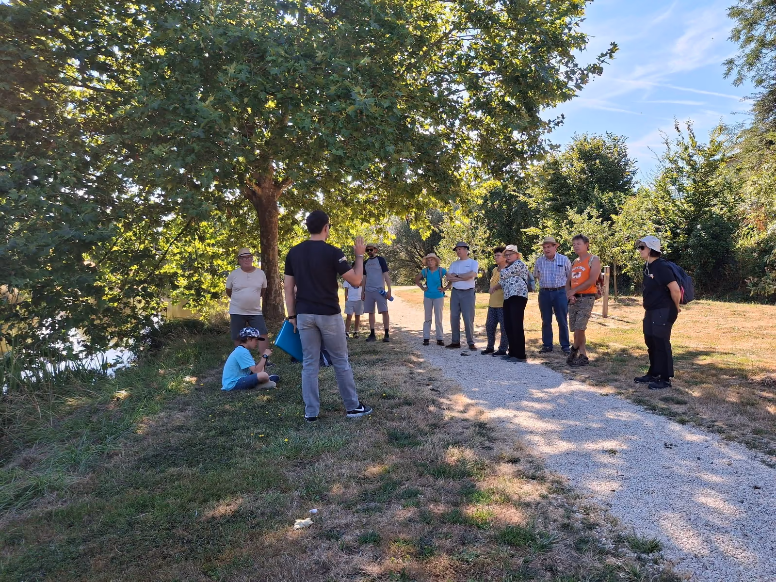 Le groupe en sortie sur les chemins de la commune