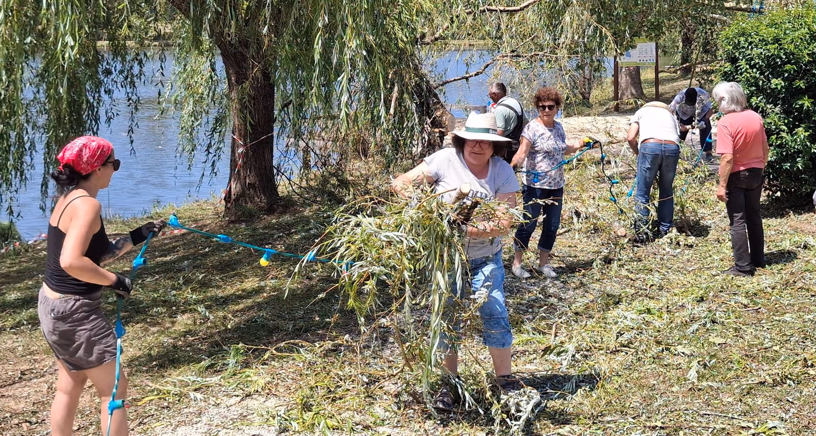 Les bénévoles dégagent les branchages tombés sur la berge