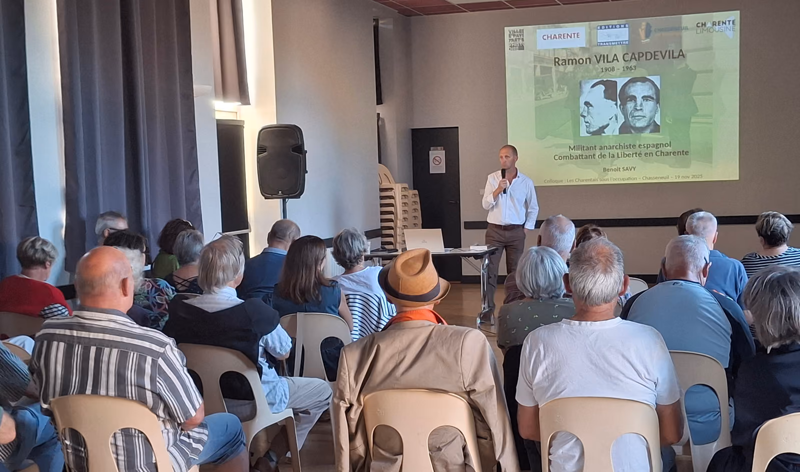 Benoît Savy présente Ramon Vila Capdevila devant le public de la salle Jean Buisson