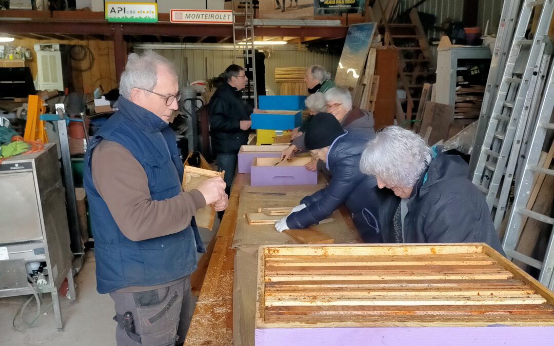 Atelier nettoyage de ruches, hausses, cadres en vue du réveil du rucher municipal.
