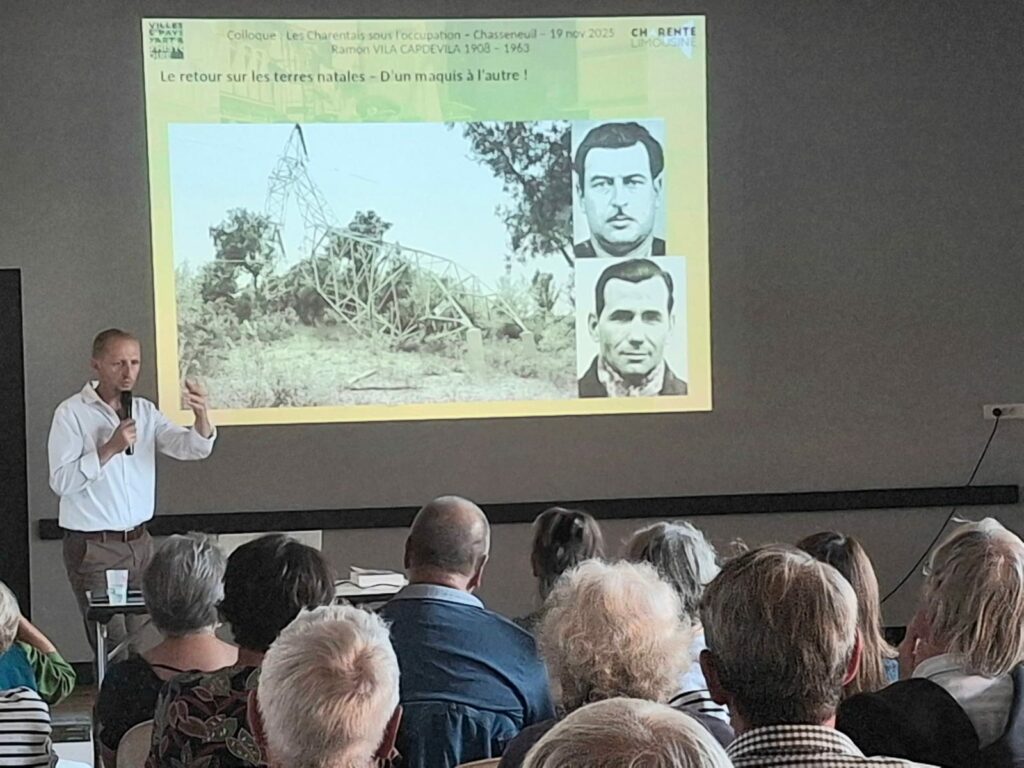 Benoît Savy pendant la conférence, devant la diapositive « Le retour sur les terres natales : d’un maquis à l’autre ! »